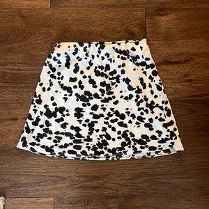 Black and white spotted skirt. Flexible waist and a slip included